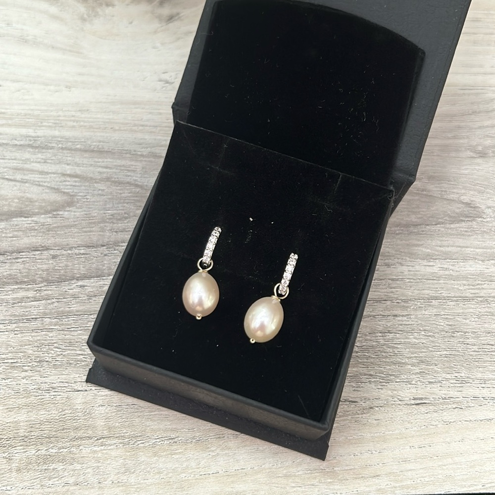 *NEW* LILY & ROO Pearl drop huggie earrings